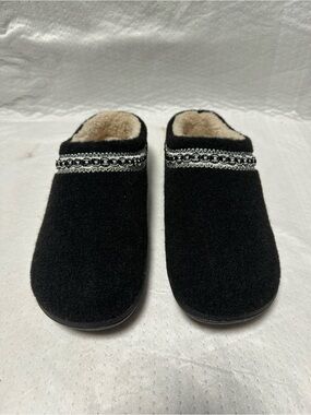 Women’s Black Fleece-Lined Slip-On Slippers with Embellished Trim